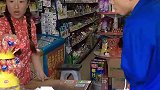 小伙子买东西付账，老板娘总感觉哪里不对劲