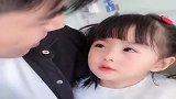 不愧是爸爸的小情人，爸爸打针闺女窝在怀里安慰，把老娘当空气呢