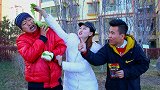 媳妇想吃汉堡，不料抠门小伙用馒头作出汉堡，太逗了
