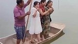 船只突然失去重心，大妈纷纷掉进水里
