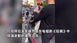 老默上海干跑腿被认出，称体验生活一天赚200元，路人合影后大喊想吃鱼