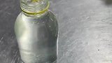 男子用蜈蚣泡酒，结果最后一刻蜈蚣跑出瓶子爬到手上