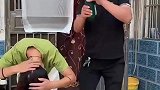 家里太阳能坏了洗发水也快没了，老公说这样省水又省洗发露
