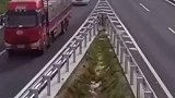 宝马司机跳车逃生，只因货车走错路高速倒车