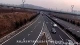 高速上，两车停下来聊天真是作死，一看就是女司机！