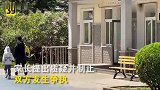 大连男清洁工打扫女卫生间不避人