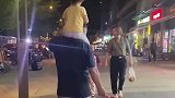女子下班回家，看到女儿坐在自己父亲的肩头想起了小时候
