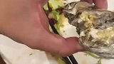 男子去吃生蚝，发现是套娃
