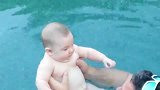 宝宝来了，小宝宝爱玩水，看着好凉快清凉一夏