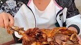 美女吃羊腿，这吃相太豪放了吧，一点都不淑女！