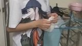 女生理发完崩溃大哭，室友不断安慰