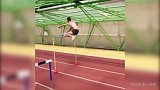 轻如羽毛！退役跳高运动员轻松跳过比自己高的栏杆
