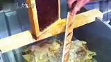 看牛人怎么刮蜂蜜,隔着屏幕都能闻到浓郁的蜂蜜味,太幸福了