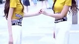 这对双胞胎姐妹的身材也很好，我真羡慕这样的姐妹情谊