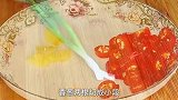 煎鱼时，先不要着急下锅，加多两个步骤，煎出的鱼不粘锅也不破皮