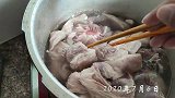 河南小夫妻穷游中国，在大西北自己做手抓羊肉，调料都不放自己煮