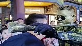 街头整蛊小铜人，大哥这骚姿简直没谁了，小铜人也忍不住笑喷！