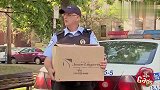 国外恶搞：帮警察拿钥匙,却导致腰上的手枪走火,路人被吓得够呛