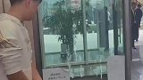 砸穿玻璃送房子，路人见状跃跃欲试