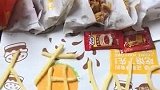 一个人吃麦当劳，想去厕所又怕被服务员收走，只能出此下策
