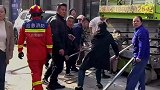 老人手臂被卷入升降机，消防员和热心群众合力救人
