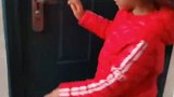 8岁女孩用一根绳子自制机关