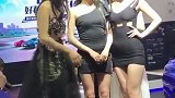 2019国际车展：众多美女车模踩在前车隐形盖考验承载质量