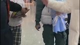魏晨变墨镜大佬现身机场，怀抱粉丝鲜花却拒绝签名
