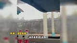 河南暴雨列车滞留几天了，乘客：现在挺好，能买到吃的也能充电