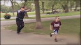 警察追男孩，然还被路人给阻拦了，谁知这是马拉松比赛啊！