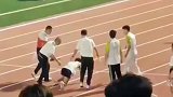 体育生5000米决赛体力透支，倒地后坚持向终点爬去