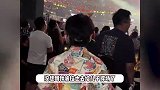 狄波拉携老公捧场谢霆锋演唱会，玩超嗨像小迷妹，73岁依旧少女
