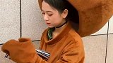 小姐姐发个传单都这么可爱，不知道想到什么了，这么开心
