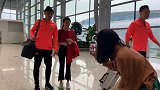 郑智一一满足女粉丝合影 带帽做好保暖措施