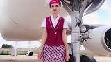 空乘小姐姐飞机底部跳舞，这大长腿是男生都喜欢