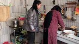 小晨全家8口人大团圆，满满一大桌子菜，第一件事先祝福粉丝家人