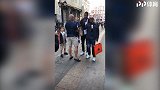 前英格兰队长俄罗斯出街也被认出 大小球迷纷纷要求合影