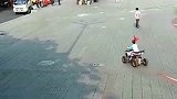 三岁小孩正在广场骑车, 监控拍下让人愤怒的一幕!