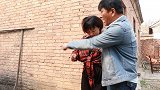 董事长低调回村视察，却撞见痴呆母亲在猪圈吃饭，结局解气