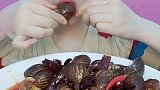 美女直播吃蜗牛，一口一个，简直不要太过瘾！