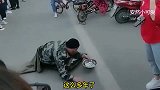 爆笑：美女一脚就让乞丐现出原形！