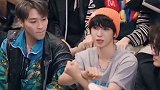 INTO1团体打招呼手势 INTO1的手势来啦，看着很整齐，但为什么感觉有点像在摇花手呢？
