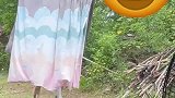 这一幕把人看呆，狗子偷跑出去被奶奶抓回来了