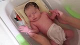 新生儿宝宝第一次洗澡，看这无处安放的小手真是让他显得可爱极了