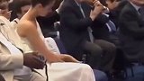 郎才女貌！阿诺德演讲完和女友一起笑容满面