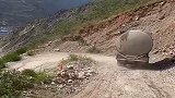 跑山路的大货车转个弯还要来回倒车几次才能转过去