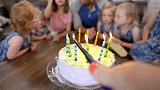 五胞胎给爸爸过的第三个生日，当爸爸吹灭蜡烛，宝宝的反应好可爱