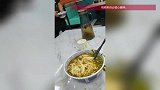 男子点牛肉拉面没吃到牛肉，店员“我放了”翻出两粒牛肉丁