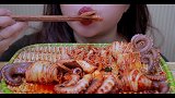 小姐姐吃泡菜包着小章鱼，看着就让人非常有食欲啊