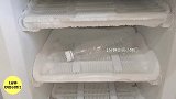 冰箱结冰别敲，用一个空瓶就搞定，冰块哗哗往下掉，太实用了